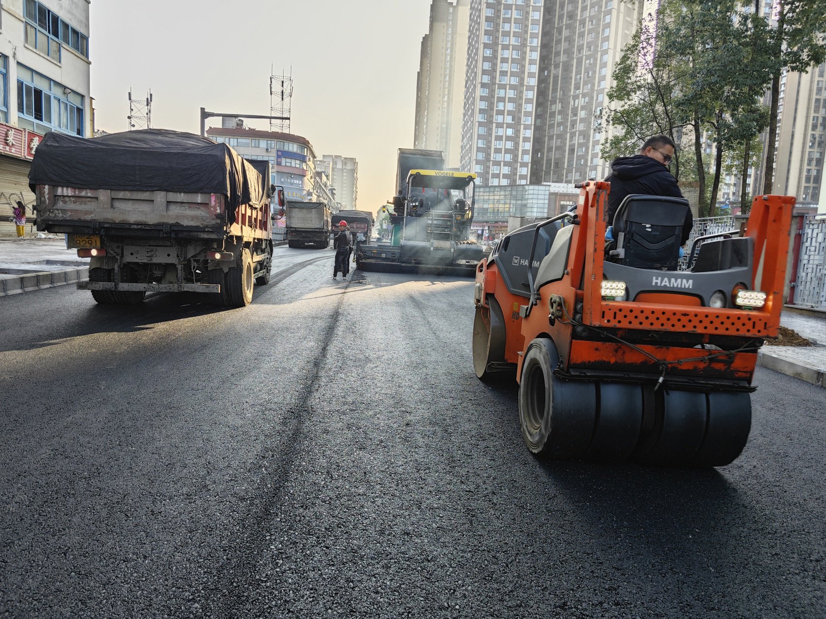 30号线一期玉石站正在进行周边路面恢复