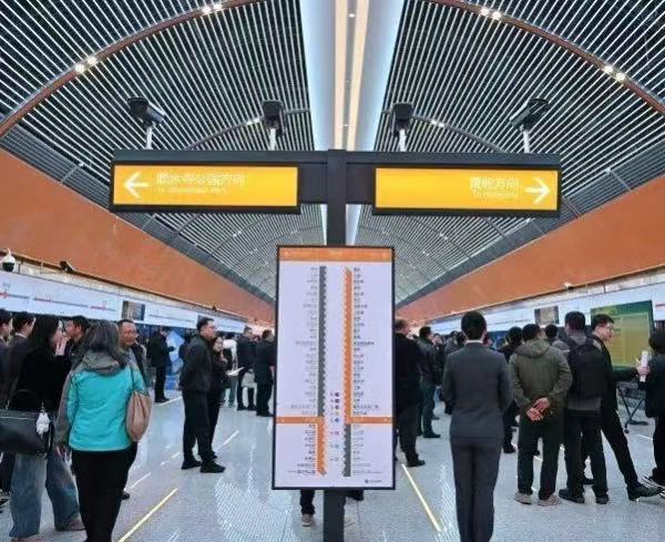 重庆轨道交通4号线西延伸段开通。唐鑫摄